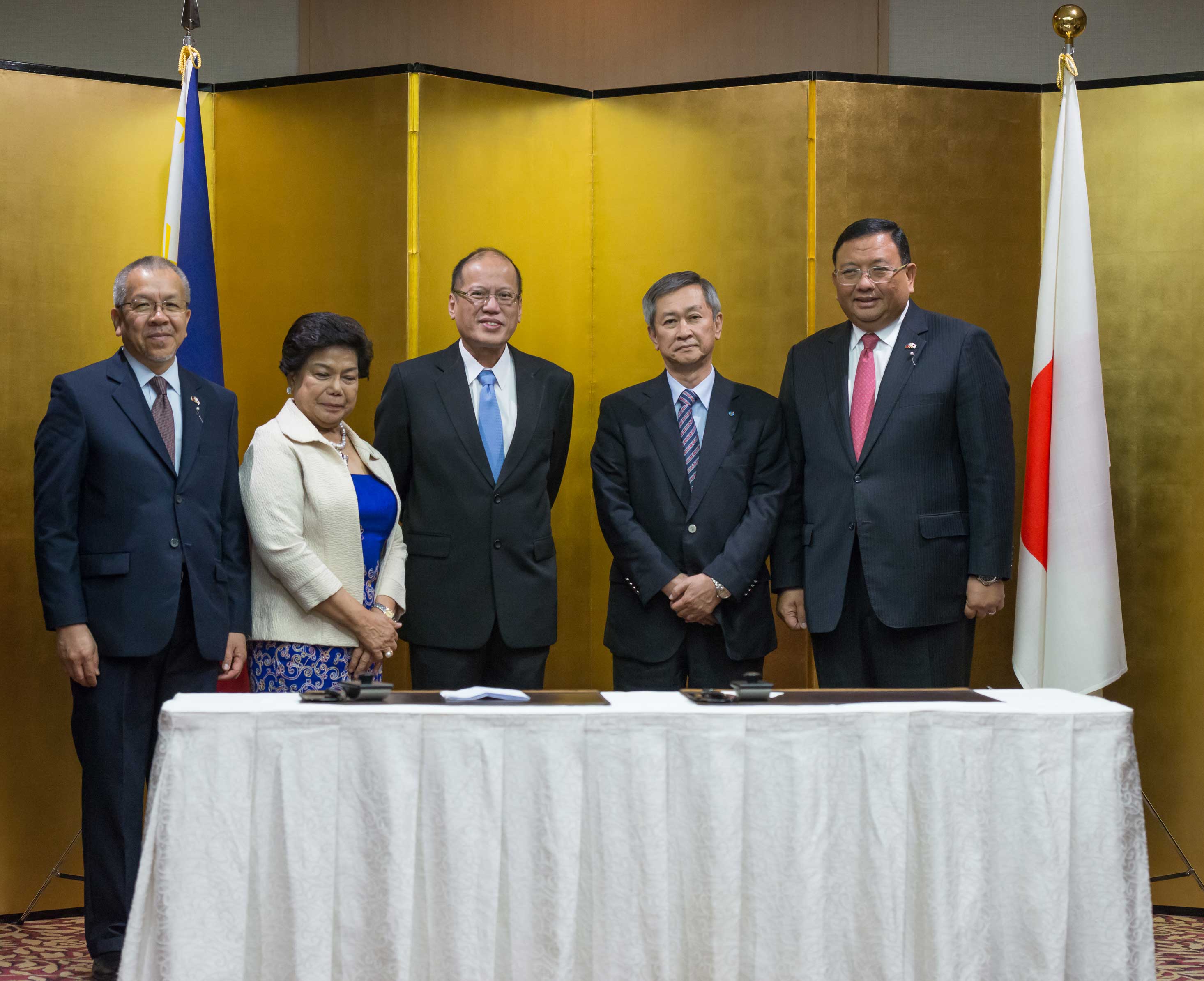 アキノ大統領（中央左）と林社長（同右）